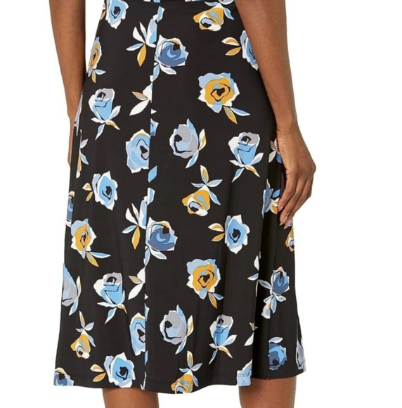 NWT KASPER WOMAN Black Skirt with Blue and Yellow Floral Design - Size 3X - Picture 2 of 6